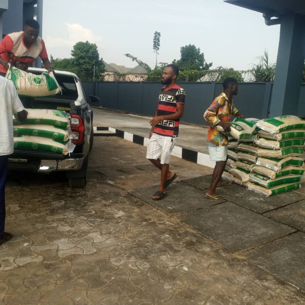 Christmas/Boxing Day: Abia Business Mogul Distributes 3,000 Bags of Rice, Cash to Orphanages and Groups in Umuahia North LGA 